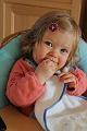 2013-12-14 Zelie mange du pain, les garcons decore le sapin 004